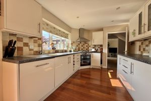 Kitchen/Breakfast Room- click for photo gallery